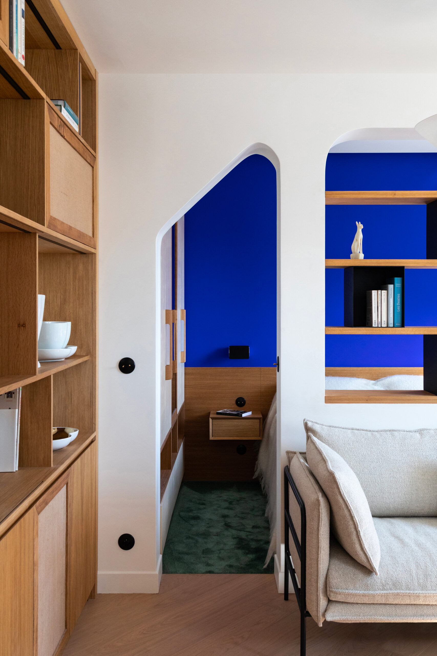 Décoration appartement à Paris par le studio Etthem avec la peinture Bleu Yves Klein Ressource
