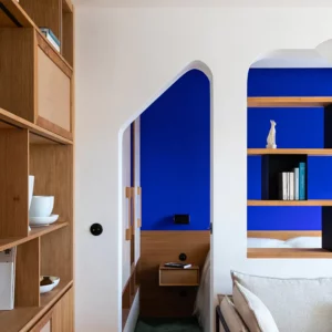 Décoration appartement à Paris par le studio Etthem avec la peinture Bleu Yves Klein Ressource